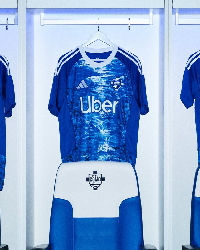 Klub sepak bola asal Italia, Como 1907, resmi meluncurkan jersey kandang untuk musim 2025/26 yang kembali dirancang oleh desainer kenamaan Indonesia, Didit Hediprasetyo. Brand olahraga ternama Adidas turut terlibat dalam kolaborasi ini. (Foto: Instagram/@comofootball)