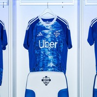 Klub sepak bola asal Italia, Como 1907, resmi meluncurkan jersey kandang untuk musim 2025/26 yang kembali dirancang oleh desainer kenamaan Indonesia, Didit Hediprasetyo. Brand olahraga ternama Adidas turut terlibat dalam kolaborasi ini. (Foto: Instagram/@comofootball)