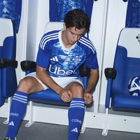 Koleksi ini melanjutkan kolaborasi estetis yang telah dimulai sejak musim 2022/23. Lantas, jersey tersebut lebih dari sekadar seragam, tetapi juga karya seni yang memvisualisasikan keindahan alam dan identitas lokal Como. Como 1907 is proud to unveil the 2025/26 home jersey, designed once again by Didit Hediprasetyo in collaboration with adidas, demikian Como 1907 mengumumkan di Instagram. (Foto: Instagram/@comofootball)