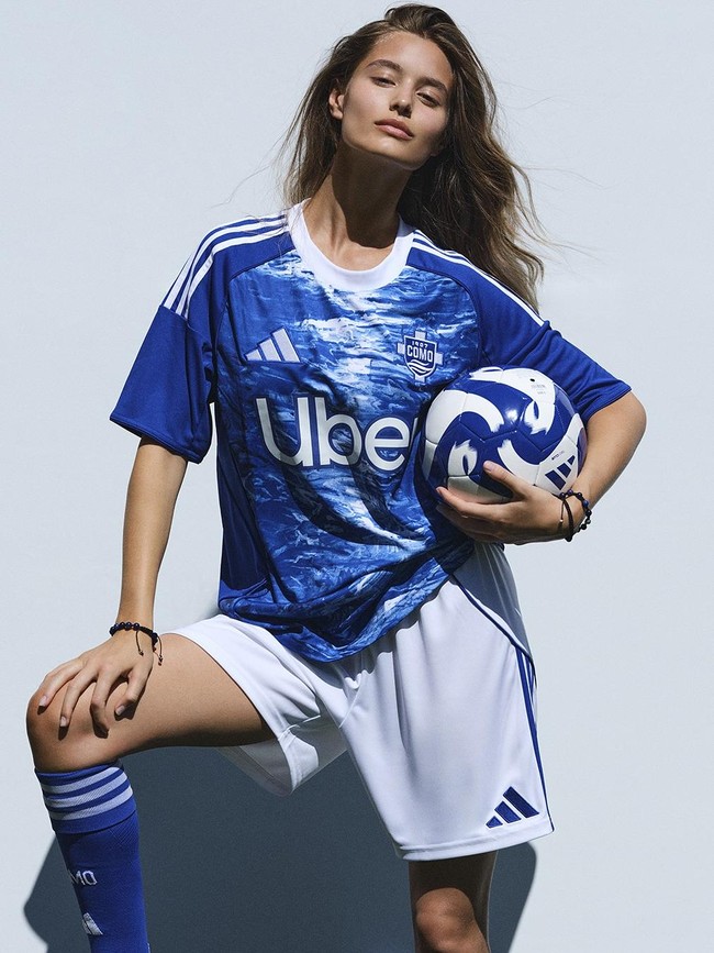 Foto: Didit Hediprasetyo Desain Jersey Terbaru Klub Italia Como 1907 Foto: Didit Hediprasetyo Desain Jersey Terbaru Klub Italia Como 1907