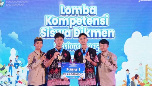 Muhammad Nurdiyatman dan Suhendra meraih emas di bidang lomba Mobile Robotics LKS Nasional di tahun 2025, Rabu (30/7/2025).