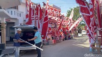 Beberapa pedagang memang mulai kedatangan pembeli, namun mayoritas mengakui jika tahun ini penjualan cukup lesu. Seperti yang diungkapkan oleh Safitri (32).