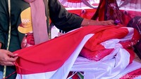 Deretan toko-toko bendera yang biasanya jadi pusat perhatian menjelang 17 Agustus itu tampak mulai beroperasi, tapi geliatnya belum terlalu terasa.