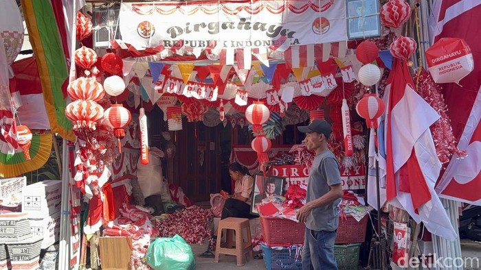 Kampung Bendera Surabaya di Jalan Darmokali masih sepi pembeli.