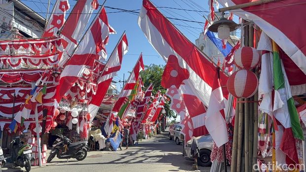 Kampung Bendera Surabaya di Jalan Darmokali masih sepi pembeli.