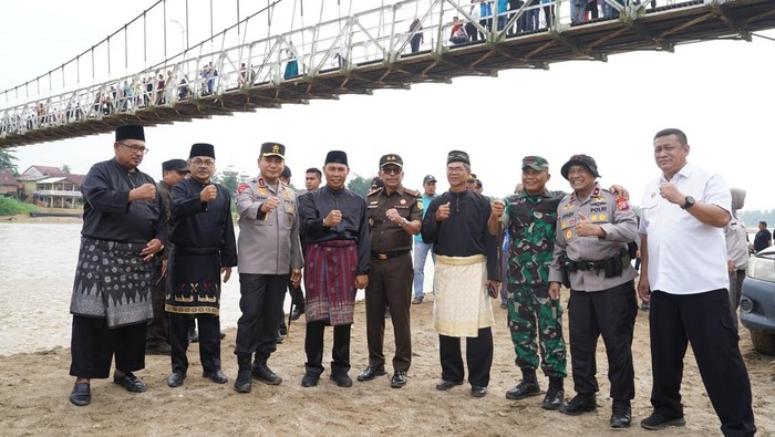 Kapolda Riau Irjen Herry Heryawan hingga Gubernur Riau Abdul Wahid ke Kuansing untuk memulai Operasi PETI jelang Pacu Jalur, Kamis (31/7/2025).