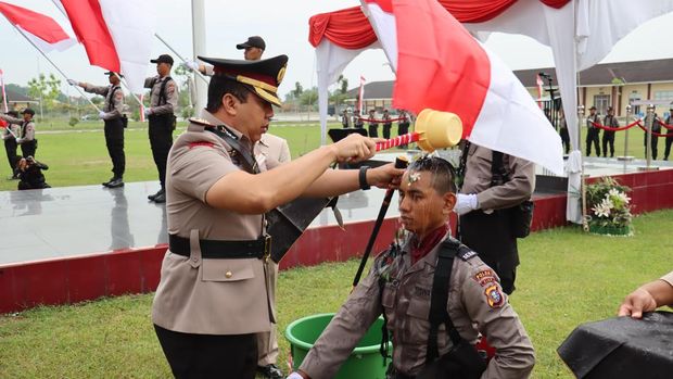 Kapolresta Pekanbaru Kombes Jeki Mustika ikut melakukan 'memandikan' peserta Diktuba Polri.