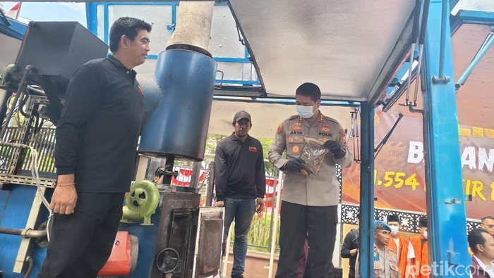 Kapolrestabes Makassar Kombes Arya Perdana memusnahkan barang bukti narkoba.