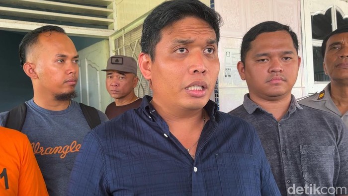 Kasat Reskrim Polres Binjai AKP Hizkia Siagian saat rekonstruksi kasus pembunuhan korban. (Foto: Finta Rahyuni/detikSumut)