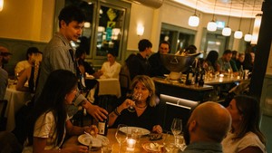 Dari panggung konser ke meja makan malam di Montréal! Juli 2025, Katy Perry terlihat makan malam bareng Justin Trudeau di sebuah restoran. (Foto: Instagram/@leviolonmontreal)
