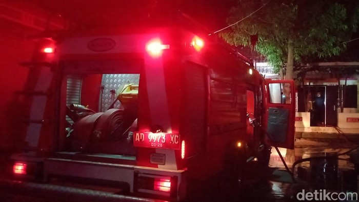Pemadam kebakaran saat berusaha menjinakkan api yang membakar kantor Kecamatan Delanggu, Klaten, Kamis (31/7/2025).