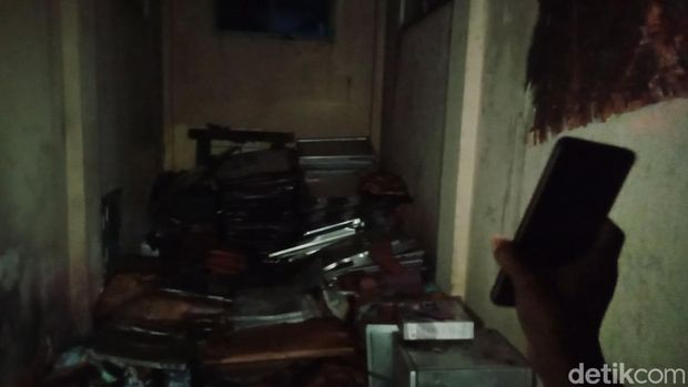 Pemadam kebakaran saat berusaha menjinakkan api yang membakar kantor Kecamatan Delanggu, Klaten, Kamis (31/7/2025).