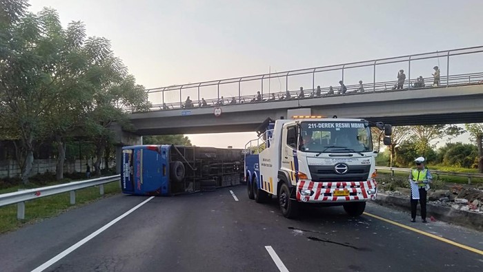 Evakuasi bus Jaya Utama Indah nopol L7197 UB terguling di ruas Tol Kebomas - Tandes Barat