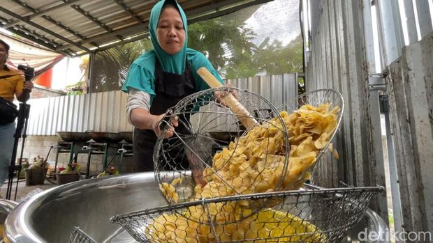 Proses pembuatan keripik pisang aneka rasa di Pengasih, Kulon Progo, Kamis (31/7/2025)