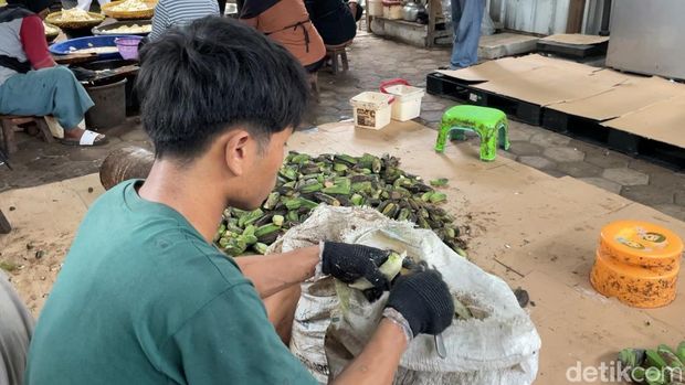 Proses pembuatan keripik pisang aneka rasa di Pengasih, Kulon Progo, Kamis (31/7/2025)