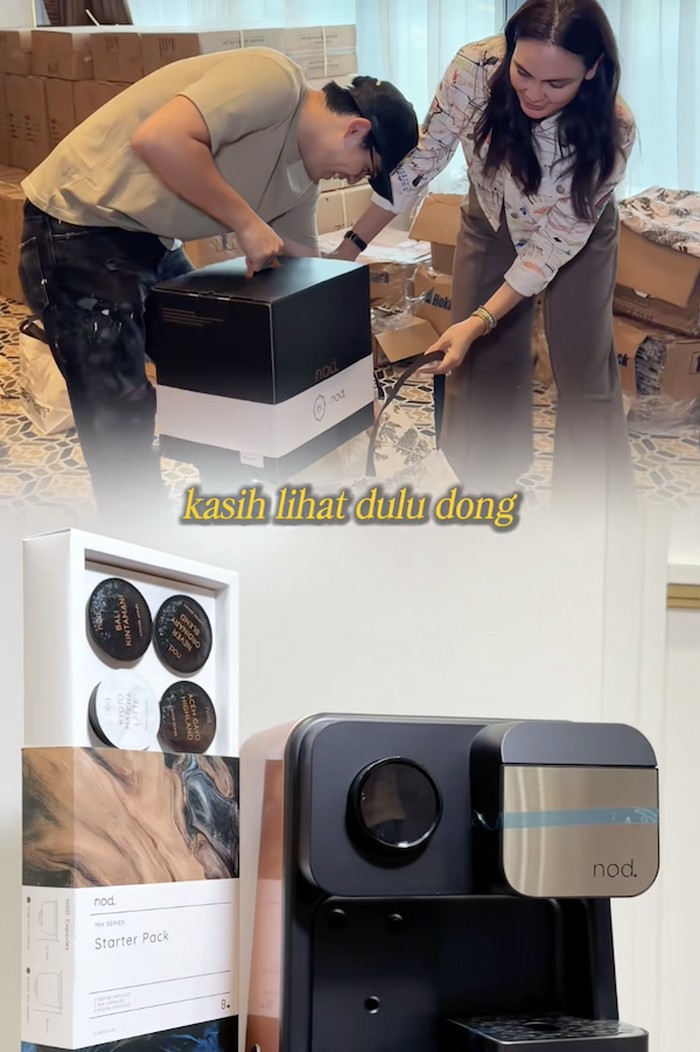 Ketika Artis-artis Semangat 'Unboxing' Mesin Kopi Suvenir Luna & Maxime Ketika Artis-artis Semangat 'Unboxing' Mesin Kopi Suvenir Luna & Maxime