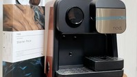 Diketahui mesin kopi itu merek NOD Maximo-Smart Capsule Machine. Mesin kopi ini diklaim serbaguna, bisa membuat berbagai jenis minuman. Mulai dari kopi hitam, latte, teh, hingga minuman herbal. Harganya sekitar Rp 2,5 juta. Foto: TikTok Luna Maya