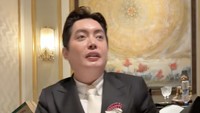 Sahabat Luna Maya, Edric Tjandra tak melewatkan kesempatan unboxing suvenir pernikahan mewah ini. Ia mengatakan setiap tamu dapat 1 mesin kopi ini, sementara tamu yang hadir sekitar 700 orang!  Foto: TikTok Edric Tjandra