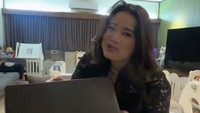 Denny Sumargo dan istrinya yang akrab disapa Ci Oliv juga senang menerima suvenir mesin kopi Luna & Maxime. Mesin kopi ini jadi milik kedua Ci Oliv di rumah mereka. Foto: TikTok Denny Sumargo