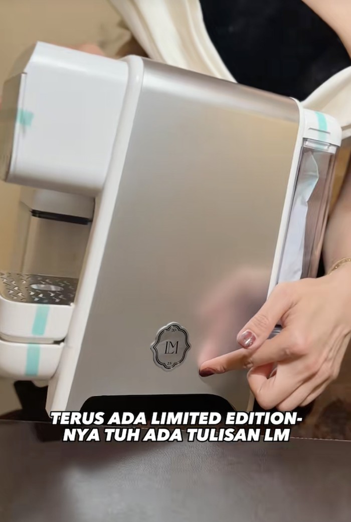 Ketika Artis-artis Semangat 'Unboxing' Mesin Kopi Suvenir Luna & Maxime Ketika Artis-artis Semangat 'Unboxing' Mesin Kopi Suvenir Luna & Maxime