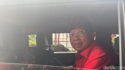 Ketua DPD PDI Perjuangan Bali Wayan Koster saat ditemui awak media di kantor DPD PDIP Bali, Kamis (31/7/2025). (Foto: Rizki Setyo/detikBali)