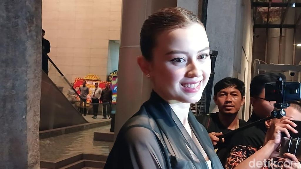 Kimberly Ryder Pakai Baju Vintage, Pede Datang Sendiri Saat Kondangan