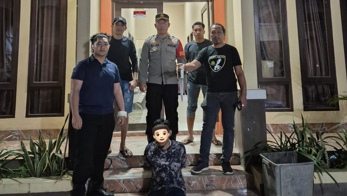 Polisi menangkap pria berinisial AS (39) di Kabupaten Kolaka, Sulawesi Tenggara (Sultra), gegara menganiaya anak kandungnya, MS (23).