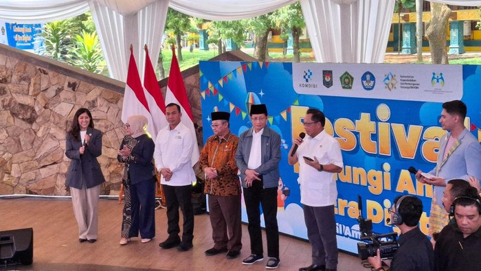 Menteri Agama Nasaruddin Umar menanyakan kepada anak-anak di Festival Lindungi Anak di Era Digital soal peranan HP. Mereka diimbau pakai HP untuk hal baik.