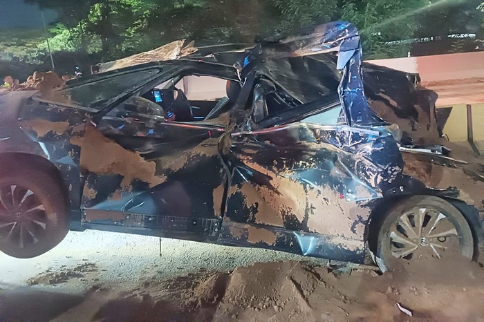 Kondisi mobil Toyota Voxy usai ditimpa tronton bermuatan tanah di Exit Tol Karawang Barat