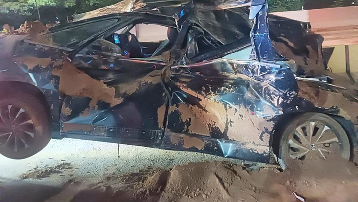 Kondisi mobil Toyota Voxy usai ditimpa tronton bermuatan tanah di Exit Tol Karawang Barat