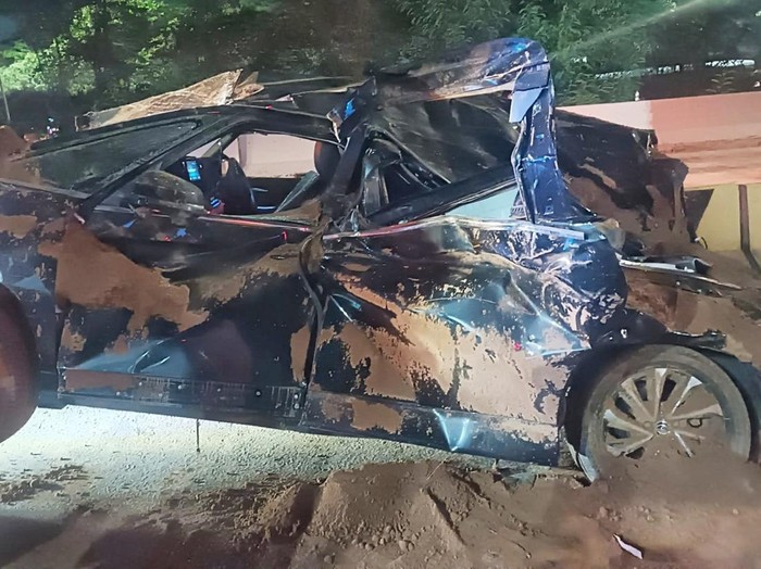 Kondisi mobil Toyota Voxy usai ditimpa tronton bermuatan tanah di Exit Tol Karawang Barat