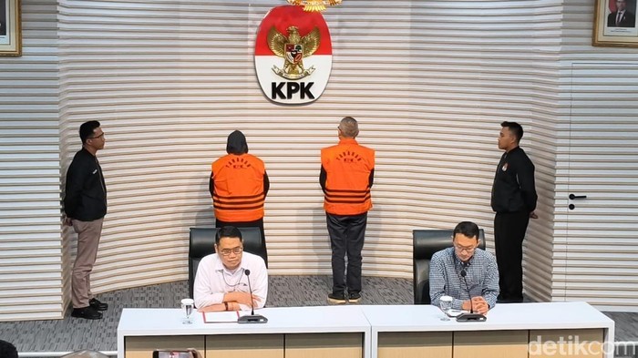 KPK kembali menetapkan status tersangka terhadap 2 orang terkait kasus korupsi pengadaan gas alam cair(liquefied natural gas/LNG) di Pertamina tahun 2013-2020. (Kurniawan F/detikcom)