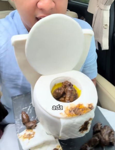 Kue bentuk kotoran manusia