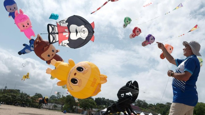 Langit Bali Semarak Festival Layang-Layang Internasional 2025 Wisatawan mancanegara festival layangan internasional di Pantai Mertasari Sanur, Denpasar, Bali, Kamis (31/7/2025). Festival yang digelar pada 31 Juli hingga 3 Agustus 2025 tersebut menampilkan sebanyak 500 layang-layang internasional dengan diikuti 95 peserta dari 25 negara. ANTARA FOTO/Nyoman Hendra Wibowo/rwa.