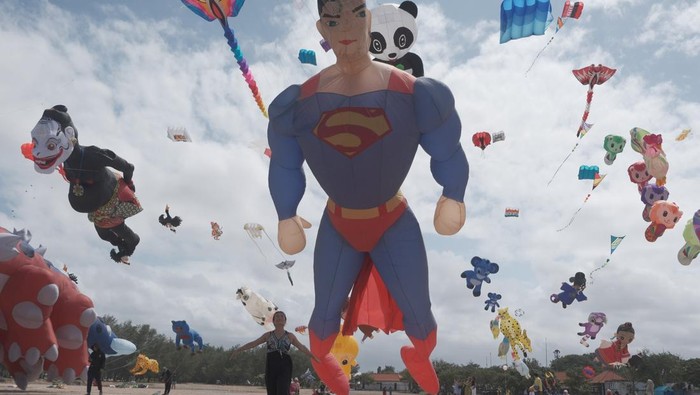 Langit Bali Semarak Festival Layang-Layang Internasional 2025 Wisatawan mancanegara festival layangan internasional di Pantai Mertasari Sanur, Denpasar, Bali, Kamis (31/7/2025). Festival yang digelar pada 31 Juli hingga 3 Agustus 2025 tersebut menampilkan sebanyak 500 layang-layang internasional dengan diikuti 95 peserta dari 25 negara. ANTARA FOTO/Nyoman Hendra Wibowo/rwa.