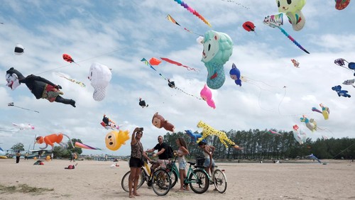 Wisatawan mancanegara festival layangan internasional di Pantai Mertasari Sanur, Denpasar, Bali, Kamis (31/7/2025). Festival yang digelar pada 31 Juli hingga 3 Agustus 2025 tersebut menampilkan sebanyak 500 layang-layang internasional dengan diikuti 95 peserta dari 25 negara. ANTARA FOTO/Nyoman Hendra Wibowo/rwa.