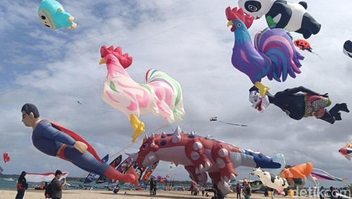 Ratusan layangan karakter dan berukuran jumbo menghiasi langit Pantai Mertasari, Desa Sanur Kauh, Denpasar, Bali pada Kamis (31/7/2025).
