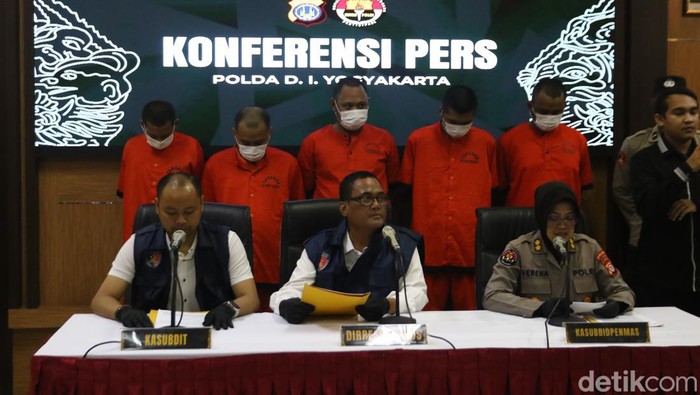 Lima pelaku pemain judi online yang diamankan petugas Ditreskrimsus Polda DIY ditampilkan saat rilis kasus di Mapolda DIY, Kamis (31/7/2025).