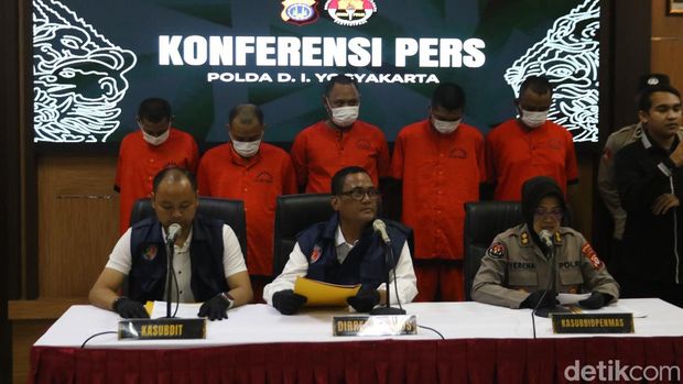 Lima pelaku pemain judi online yang diamankan petugas Ditreskrimsus Polda DIY ditampilkan saat rilis kasus di Mapolda DIY, Kamis (31/7/2025).