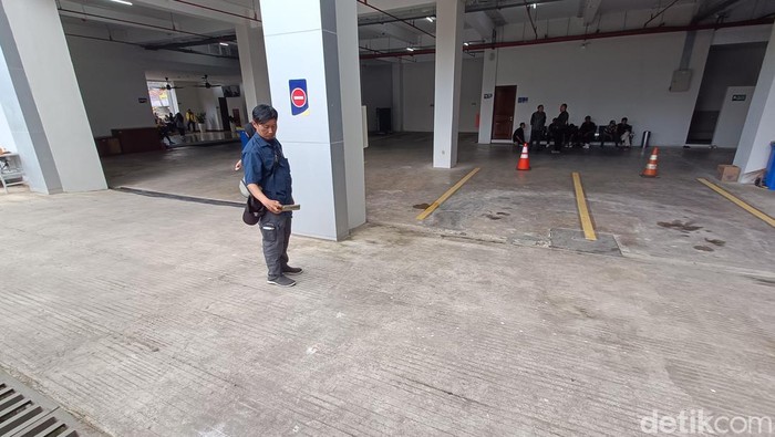 Lokasi siswi SMK N 3 Banyumas terjatuh hingga tewas di Gedung UT Purwokerto, Kamis (31/7/2025).