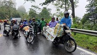 Peristiwa ini menyebabkan arus lalu lintas lumpuh total.