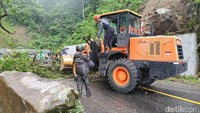 BPBD Kabupaten Lumajang mengerahkan dua unit alat berat, termasuk bantuan dari penambang lokal, untuk membersihkan material longsor.