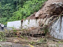 Jalur Lumajang- Malang Sempat Terputus Akibat Longsor