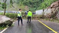 Sebanyak tiga titik longsor dan pohon tumbang terpantau terjadi di kilometer 54, 57, dan 59.