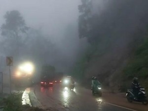 Material Longsor di Jalur Lumajang-Malang Tuntas Dibersihkan