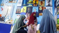 Bagi Dahir, menantang persepsi-persepsi ini merupakan bagian penting dari pekerjaannya, sama seperti mengajarkan teknik. Namun, para muridnya mulai menemukan suara mereka dan karya mereka mulai tumpah ruah ke jalanan. Foto: REUTERS/Feisal Omar