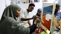 Maslah Abdi Dahir membimbing murid-muridnya melatih teknik lukis dasar, dalam program pelatihan seni dua bulanan yang ia gagas. Sebuah tempat di mana mereka dengan tenang mencampur warna, membuat sketsa garis, dan mewujudkan ide-ide mereka, di kota yang lebih dikenal karena masalah keamanannya daripada dunia seninya. Foto: REUTERS/Feisal Omar