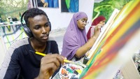 Studio Dahir telah menjadi ruang ekspresi yang unik di Mogadishu, di mana akses ke pendidikan seni formal terbatas dan kegiatan kreatif sering disalahpahami. Perlawanan budaya berakar pada interpretasi konservatif agama dan norma-norma sosial yang telah lama berlaku yang menghambat penceritaan visual. Foto: REUTERS/Feisal Omar