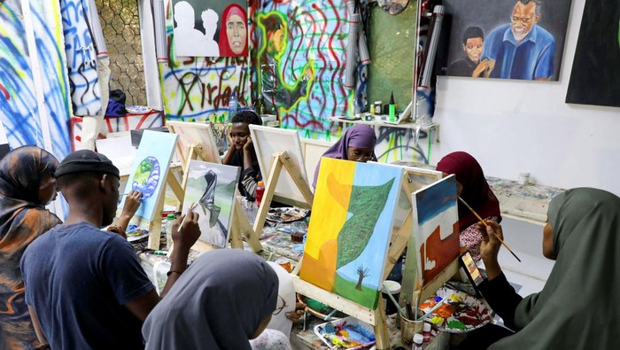 Lukisan Perdamaian dari Mogadishu, Harapan Baru di Tengah Konflik Students attend an art class where public art is used to spread messages about peace and environmental protection, at the Maslah Arts school studio in Taleh village, in Hodan district of Mogadishu, Somalia, July 14, 2025. REUTERS/Feisal Omar
