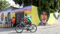 Karya lukisan seniman lokal menghiasi sudut-sudut jalan di Mogadishu. Foto: REUTERS/Feisal Omar